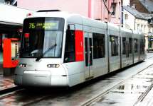 Foto: Düsseldorfer Niederflurfahrzeug NF8U als Straßenbahnlinie 715 in Düsseldorf-Eller