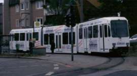 Foto: Mülheimer Wagen 277 mit Niederflurmittelteil auf der Linie 102 in Mülheim-Dümpten